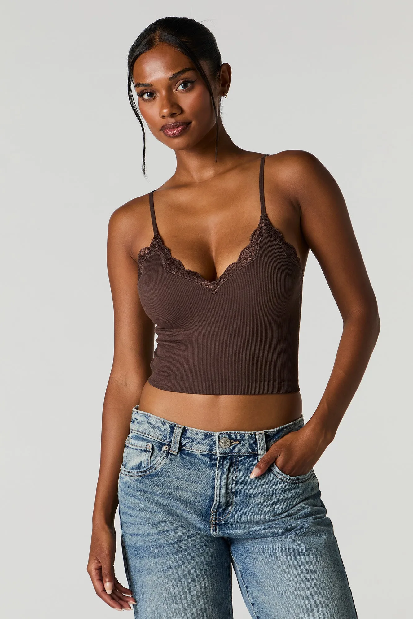 Camisole côtelée sans couture avec liséré de dentelle et bonnets intégrés