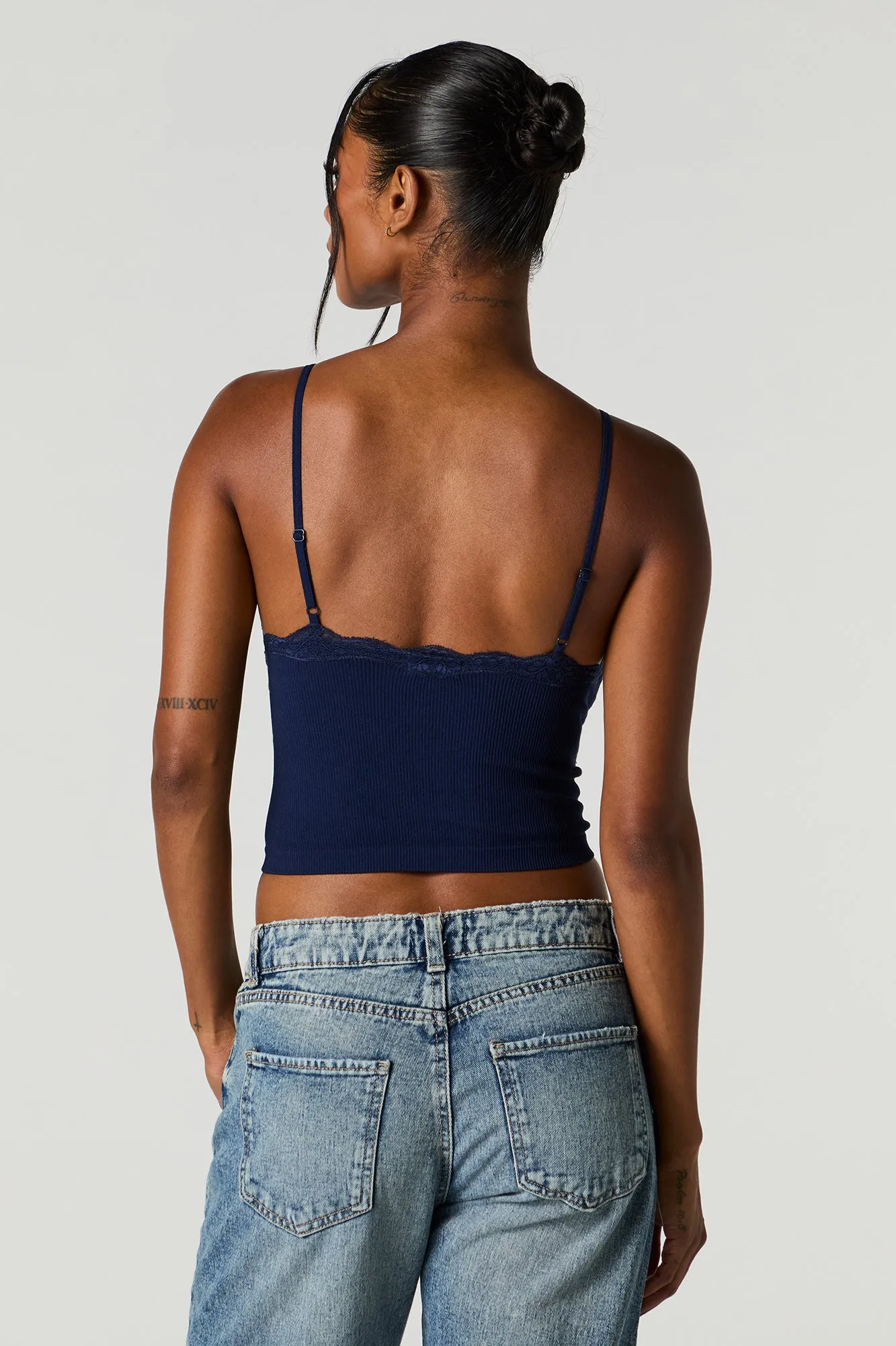 Camisole côtelée sans couture avec liséré de dentelle et bonnets intégrés