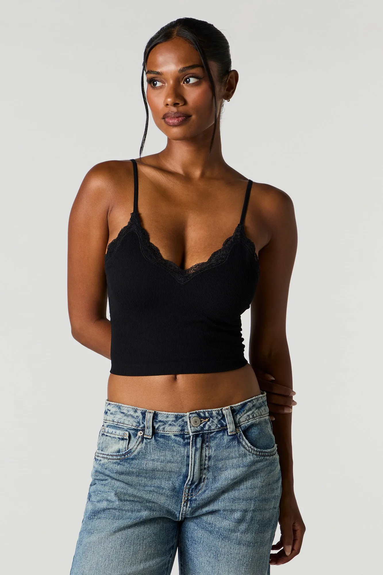 Camisole côtelée sans couture avec liséré de dentelle et bonnets intégrés