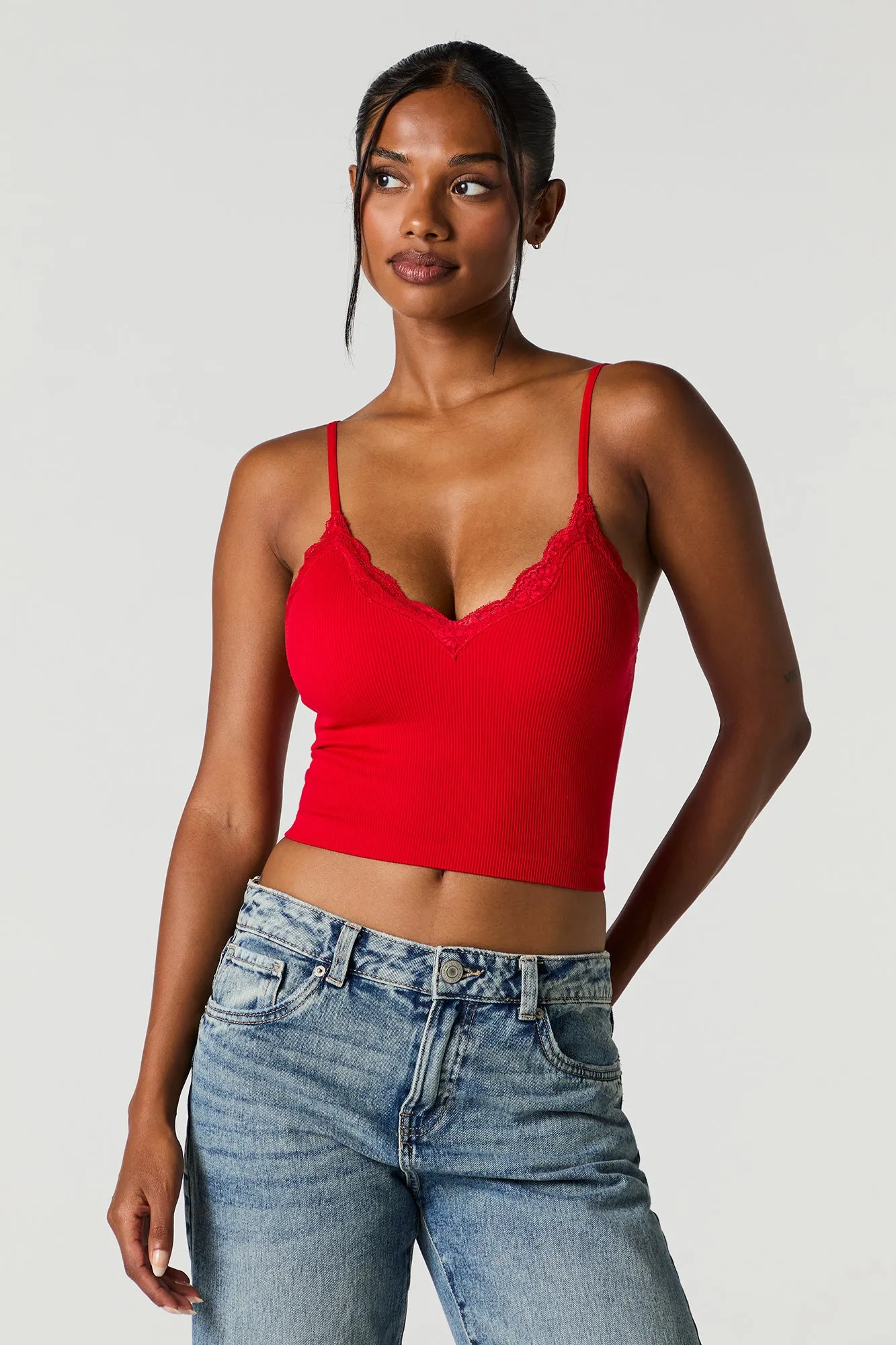 Camisole côtelée sans couture avec liséré de dentelle et bonnets intégrés